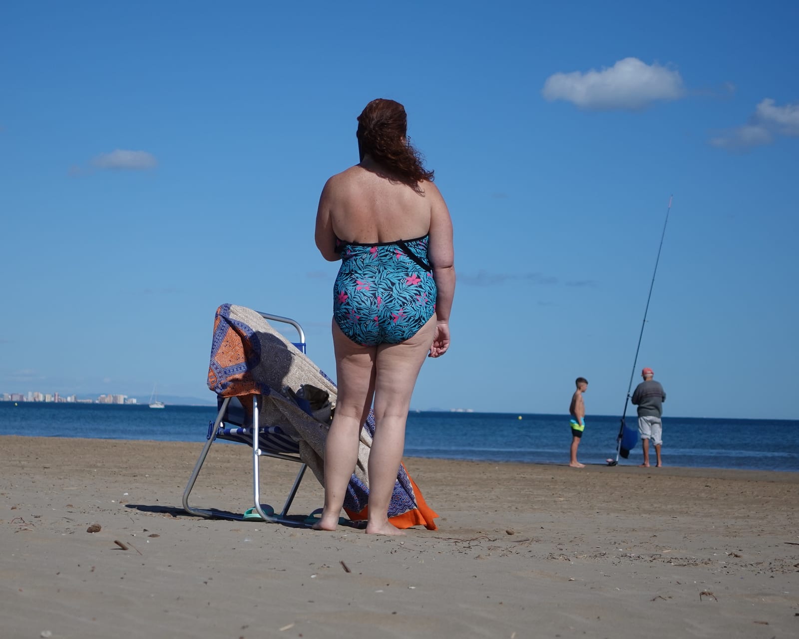 Playa de Valencia-Cabanyal en un día soleado, vista desde la arena hacia el mar.
