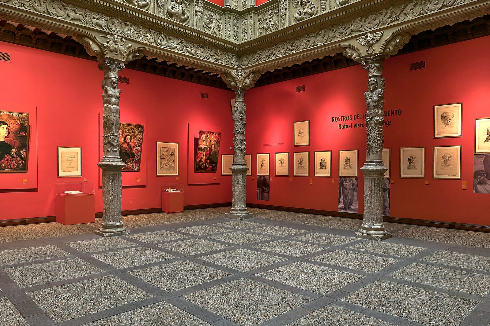 Sala del Patio de la Infanta en Zaragoza con columnas talladas y obras expuestas.