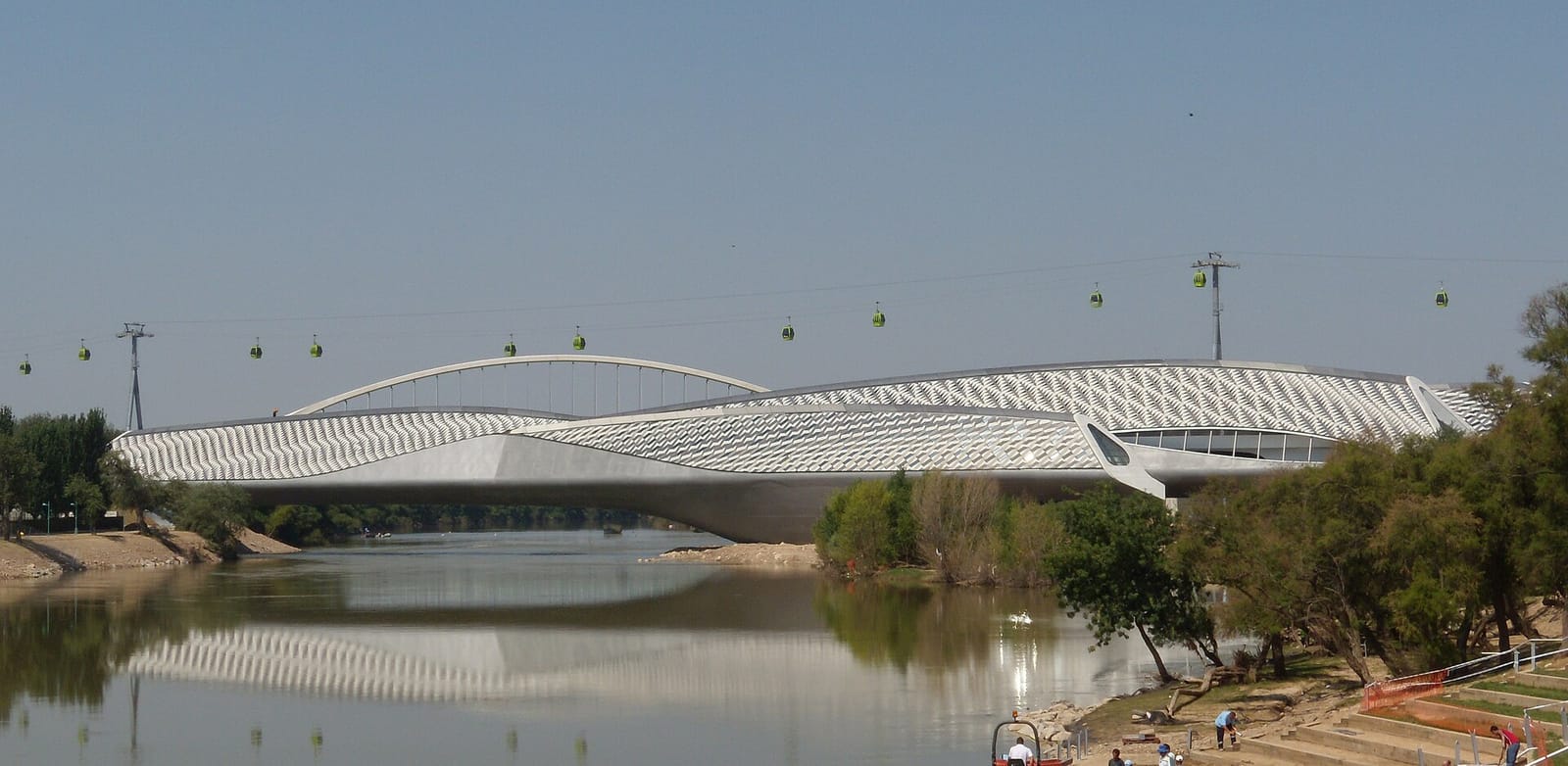 Vista exterior del Pabellón Puente de Zaragoza sobre el río Ebro, diseñado por Zaha Hadid.