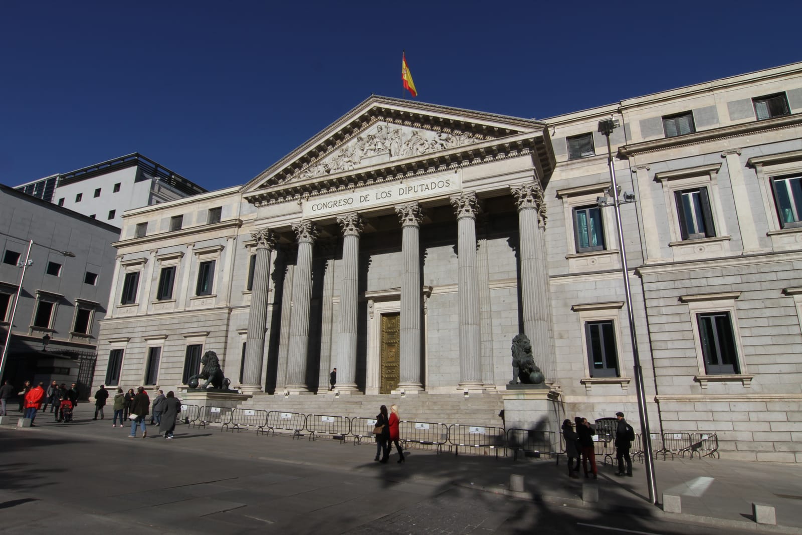 Fachada principal del Congreso de los Diputados, con sus columnas y los leones de bronce, en Madrid.