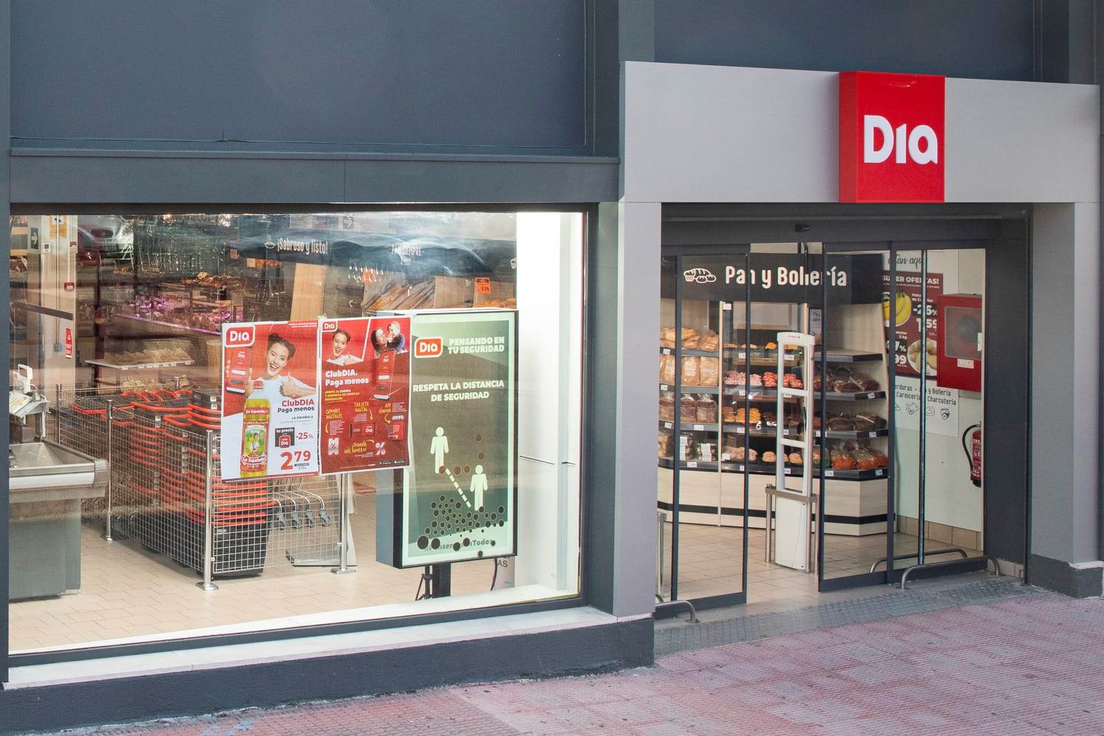 Fachada de un supermercado DIA en España.
