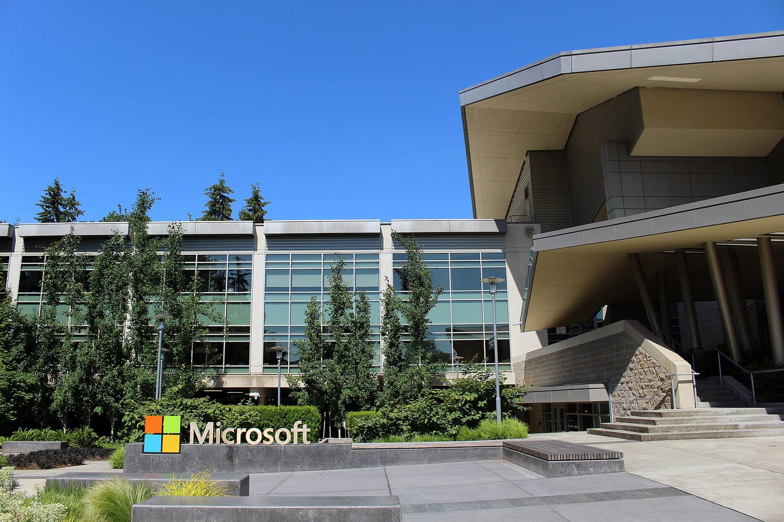 Edificio 92 del campus de Microsoft en Redmond, con el rótulo de la compañía junto al acceso.