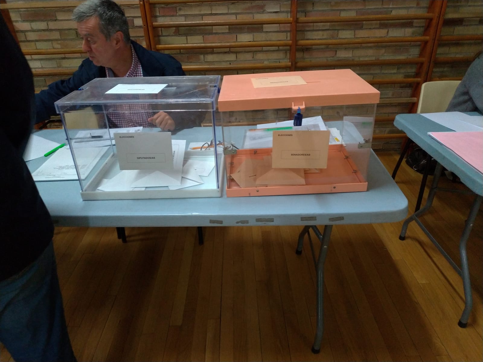 Urnas de votación para el Congreso y el Senado en un colegio electoral de Madrid.