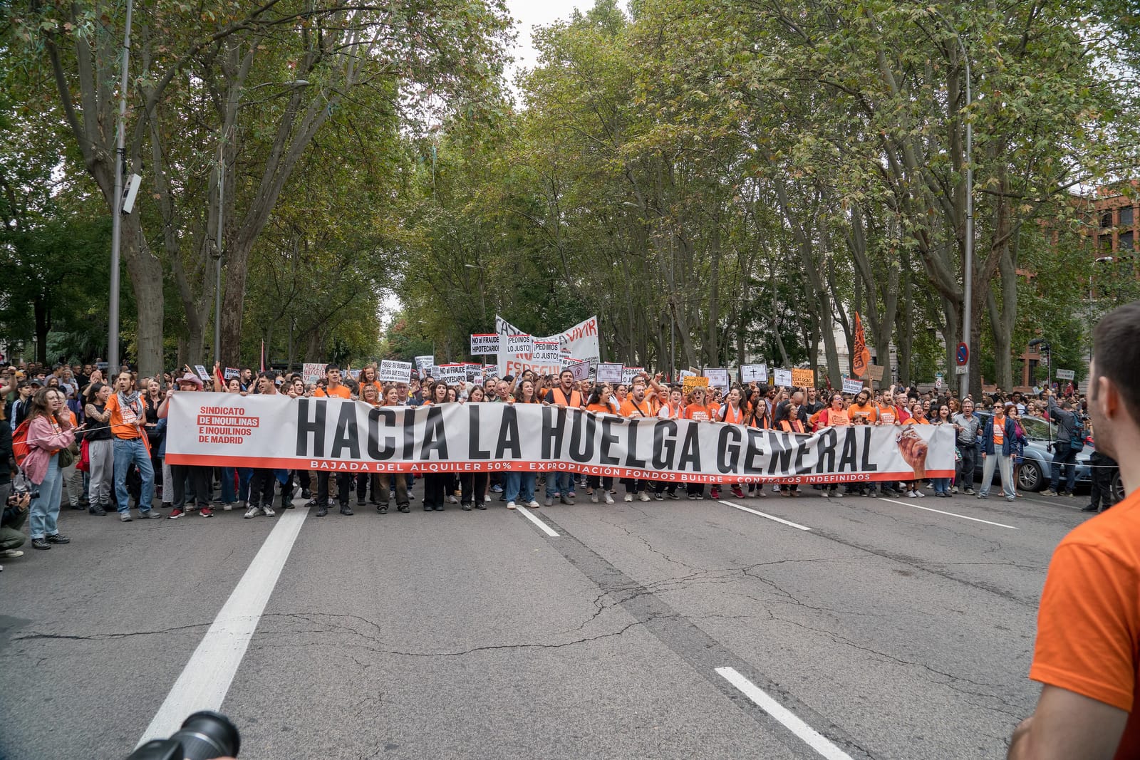 Cabecera de una manifestación por la vivienda con una pancarta que dice «Hacia la huelga general».
