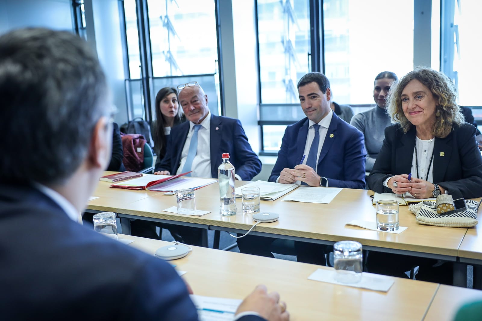 Reunión de trabajo en torno a una mesa en la Comisión Europea, con el lehendakari Imanol Pradales entre los asistentes.