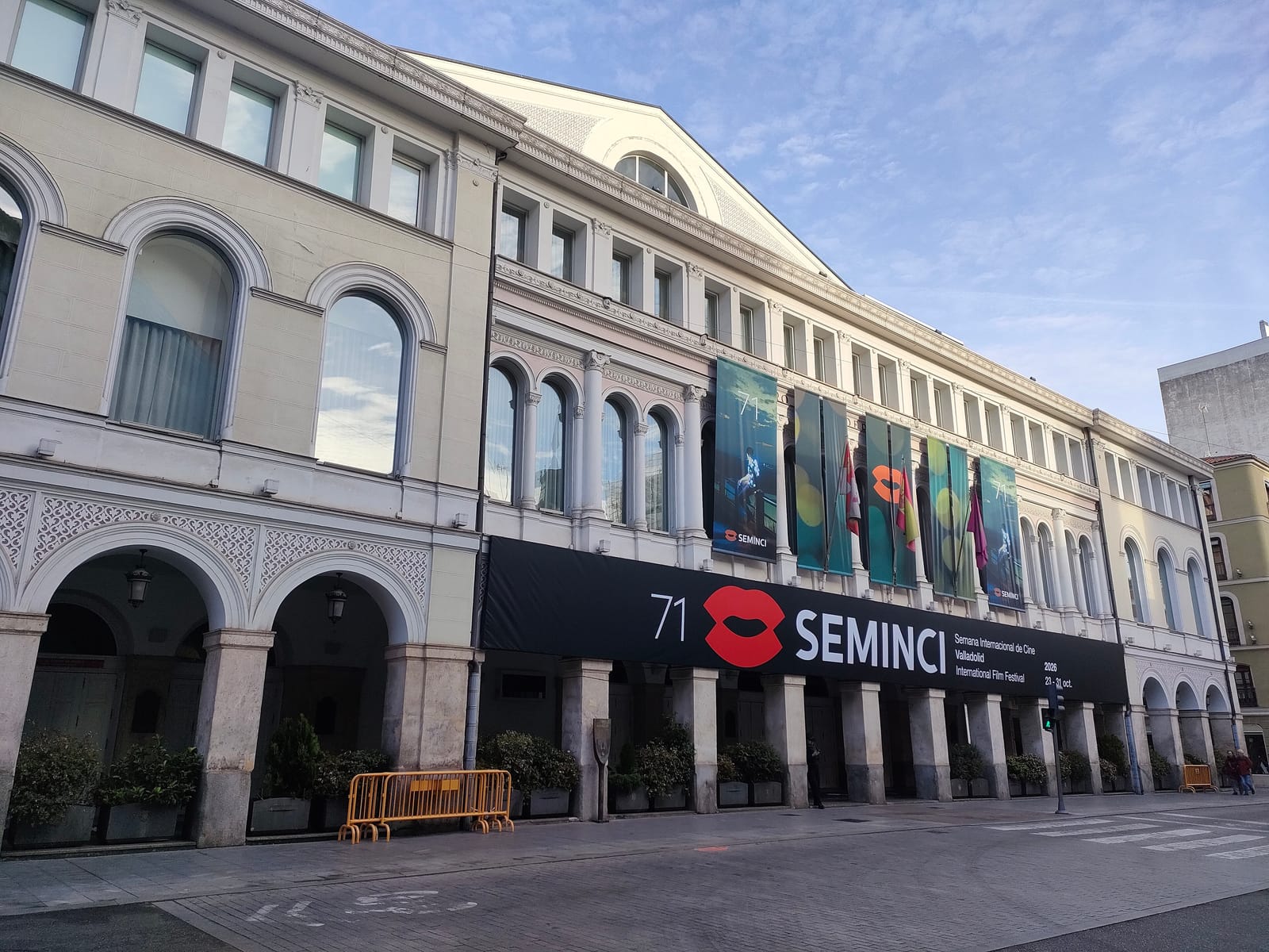 Fachada del Teatro Calderón de Valladolid decorada con el logotipo y los colores de la 71.ª Seminci.