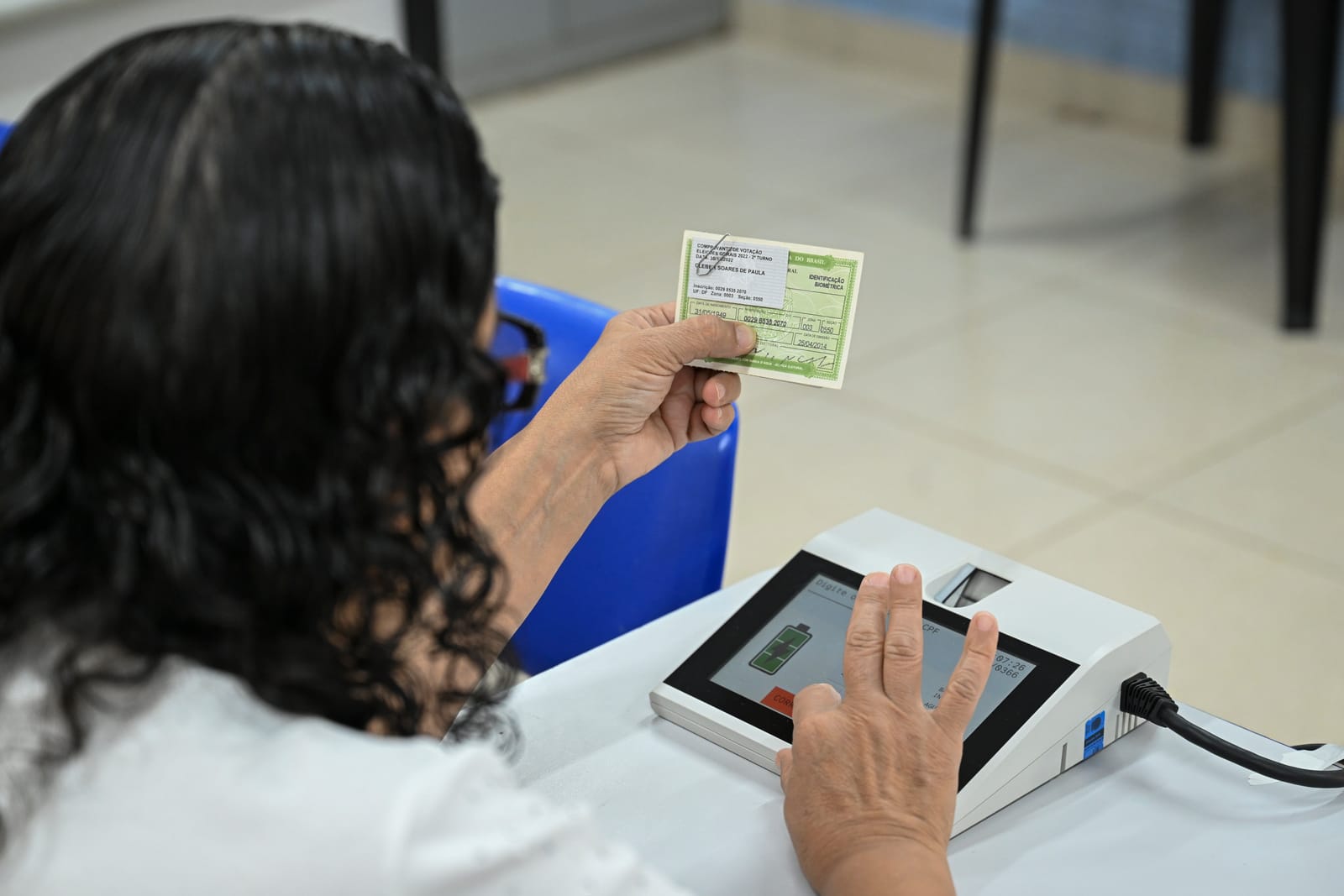 Una votante participa en la primera vuelta de las elecciones brasileñas de 2026.