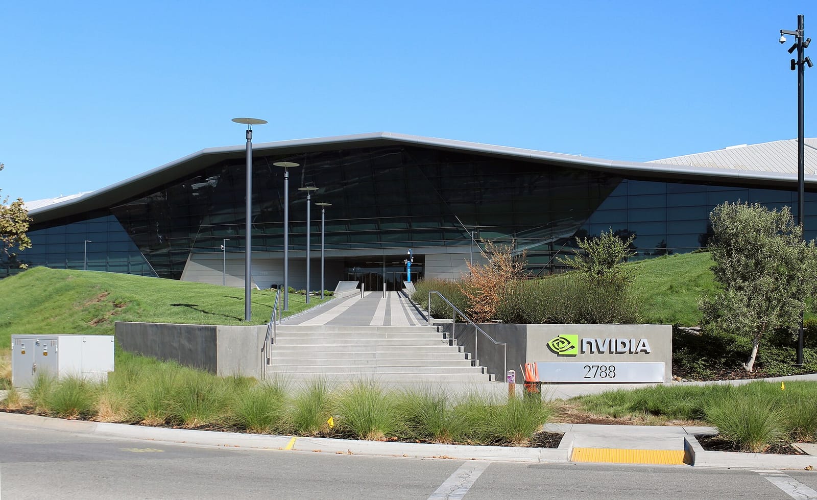 Entrada y edificio de la sede de Nvidia en Santa Clara, con el nombre de la compañía junto al acceso.