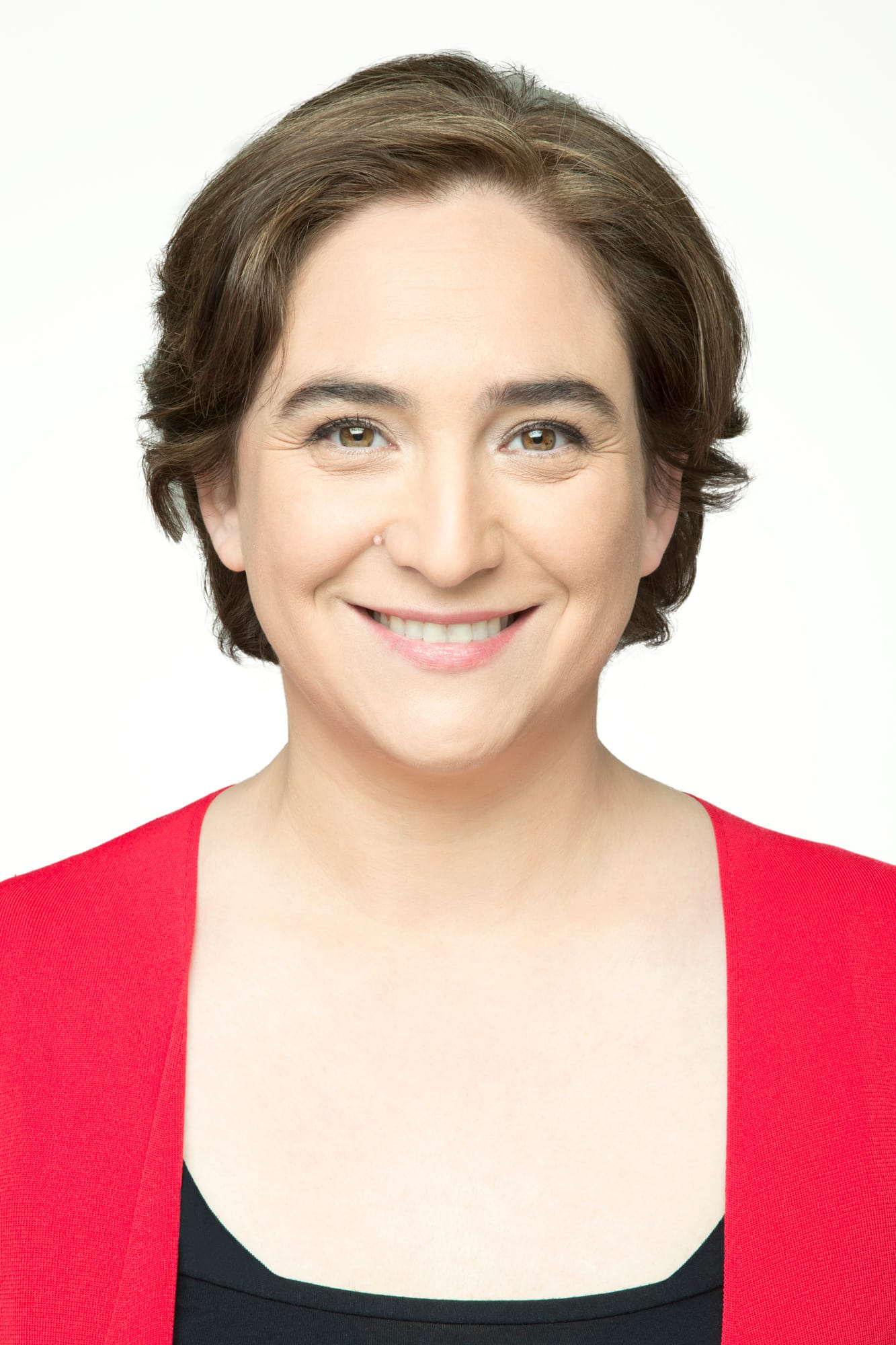 Ada Colau interviene con un micrófono durante un acto político de Barcelona en Comú en 2015.