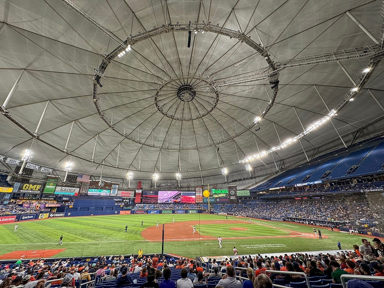 Vista interior de Tropicana Field, estadio de los Tampa Bay Rays.
