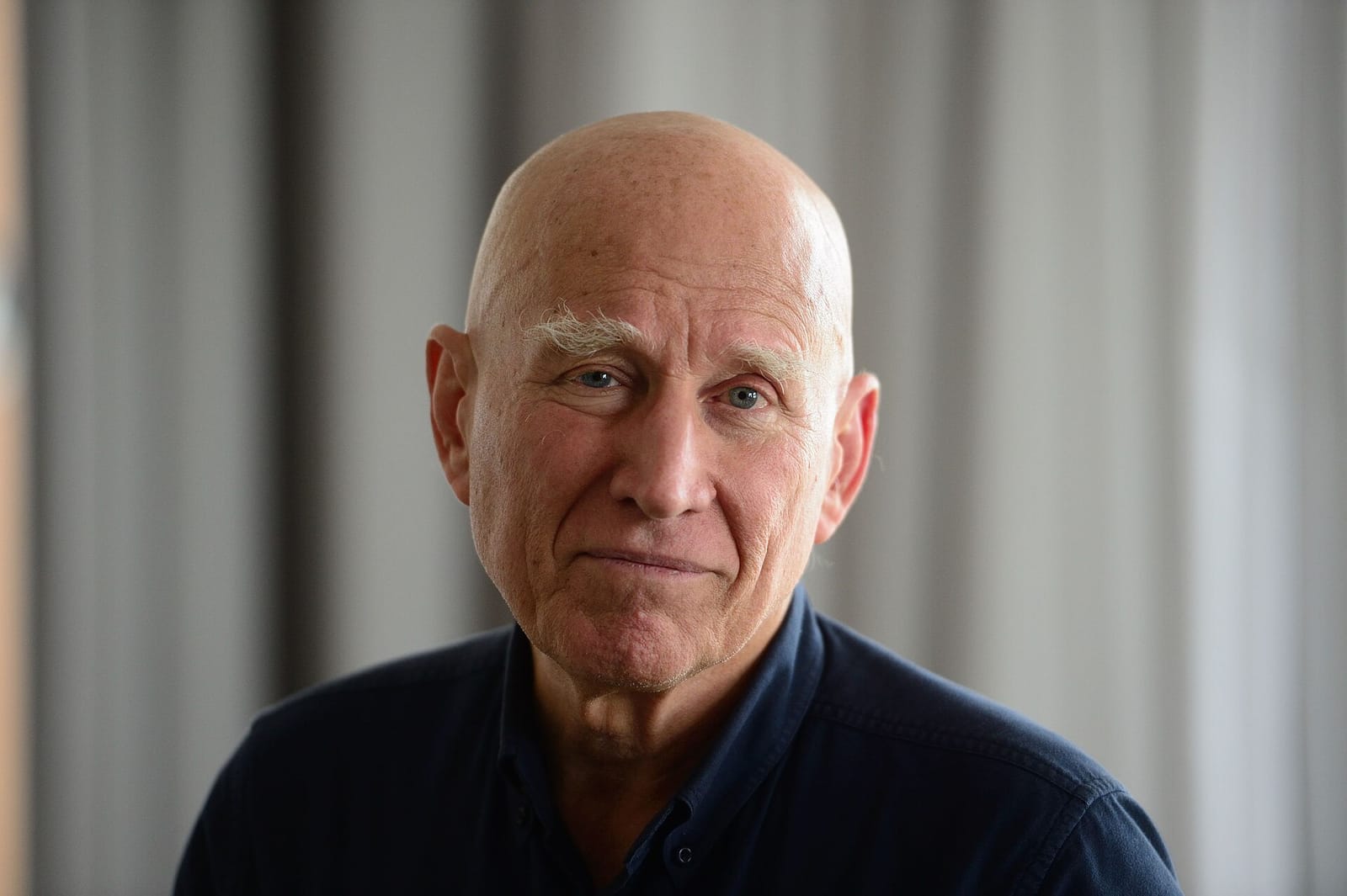 El fotógrafo Sebastião Salgado posa para un retrato durante una visita a Río de Janeiro en 2016.