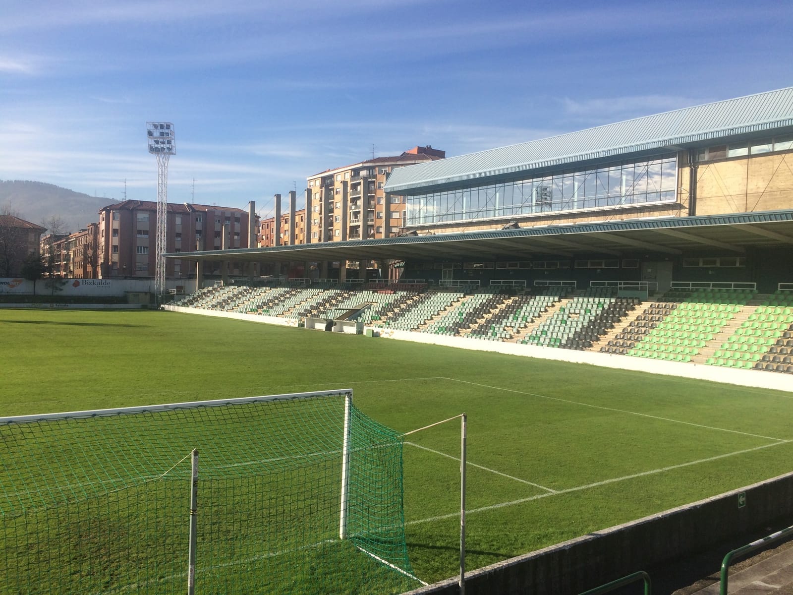 Vista del terreno de juego y la tribuna del campo de Las Llanas, en Sestao, en 2016.
