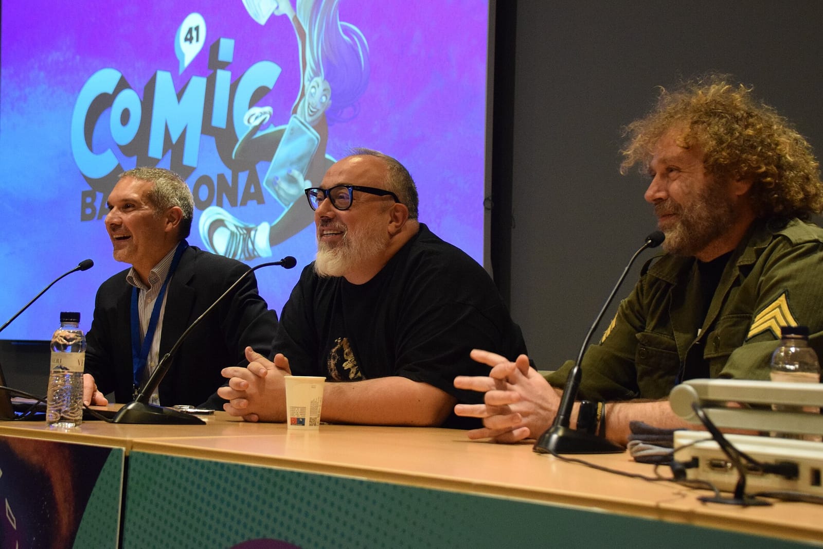 Álex de la Iglesia participa con un micrófono en una mesa redonda de Comic Barcelona en 2023.