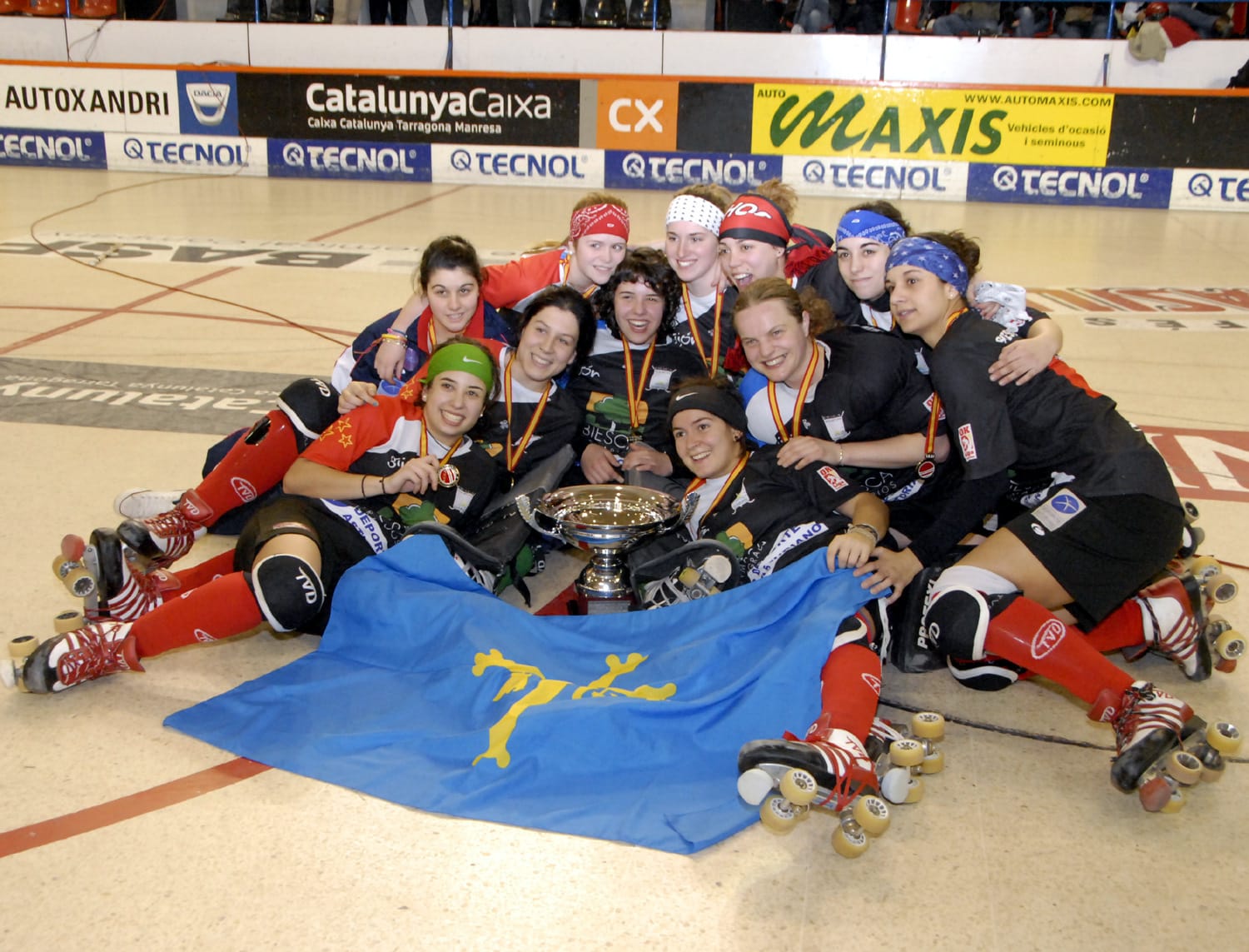 Jugadoras de hockey sobre patines disputan una acción de un partido femenino.